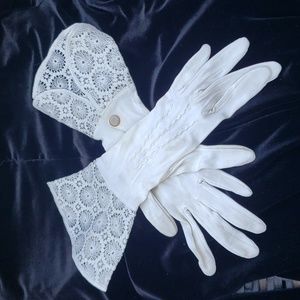 VTG gloves with lace trim